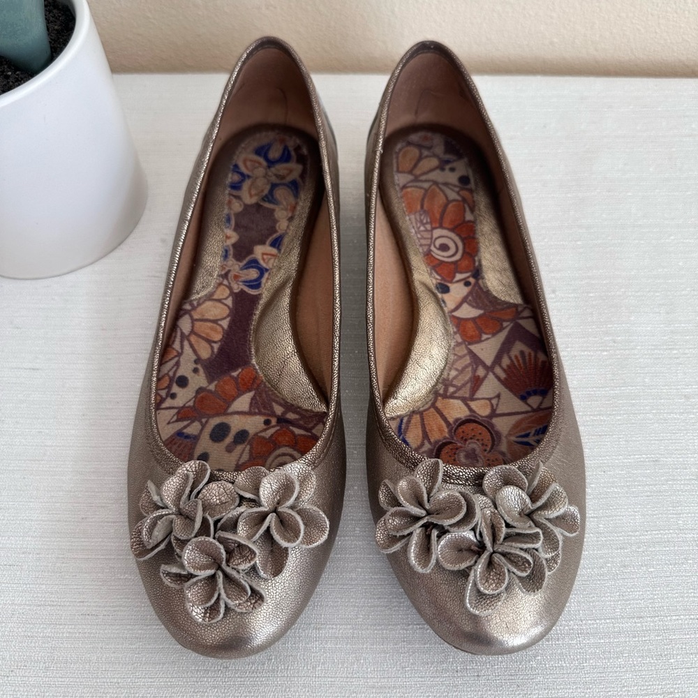 B.O.C. Taupe Metallic Leather Flower Comfort Flats Women’s 8.5M